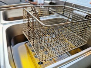 Lire la suite à propos de l’article Voici comment nettoyer une friteuse très sale en 4 étapes simples et efficaces 🍟
